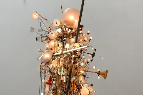 Installation aus verschiedenen Lampen und Lichtquellen in Form einer Figur