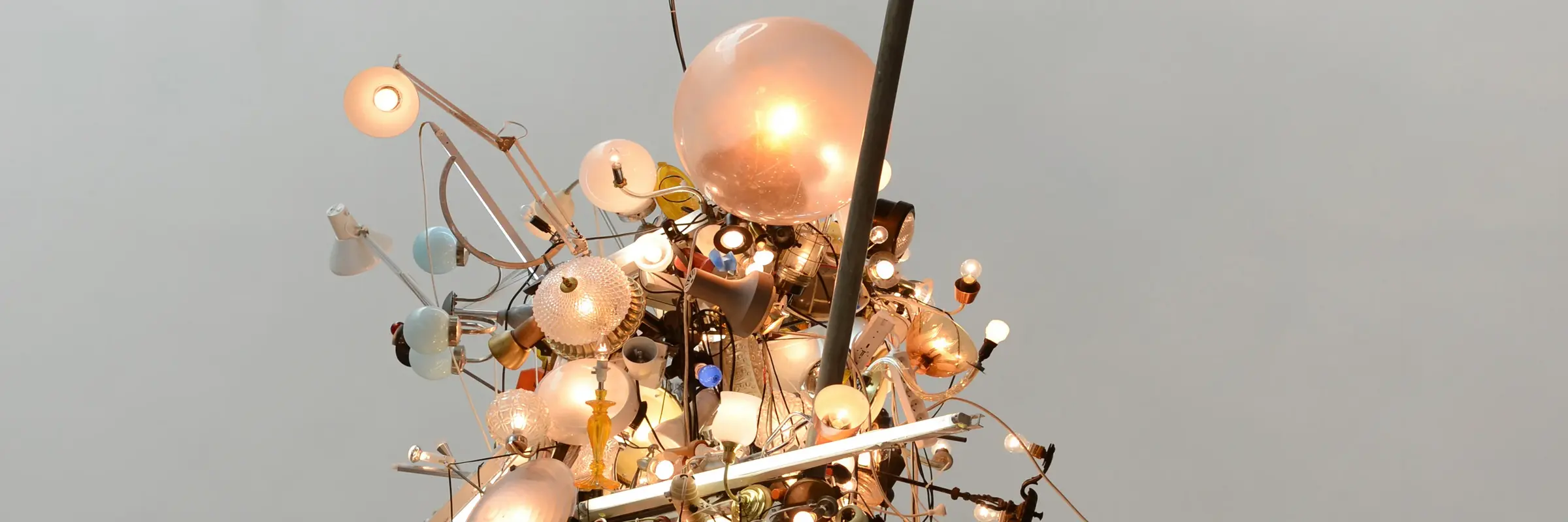 Installation aus verschiedenen Lampen und Lichtquellen in Form einer Figur