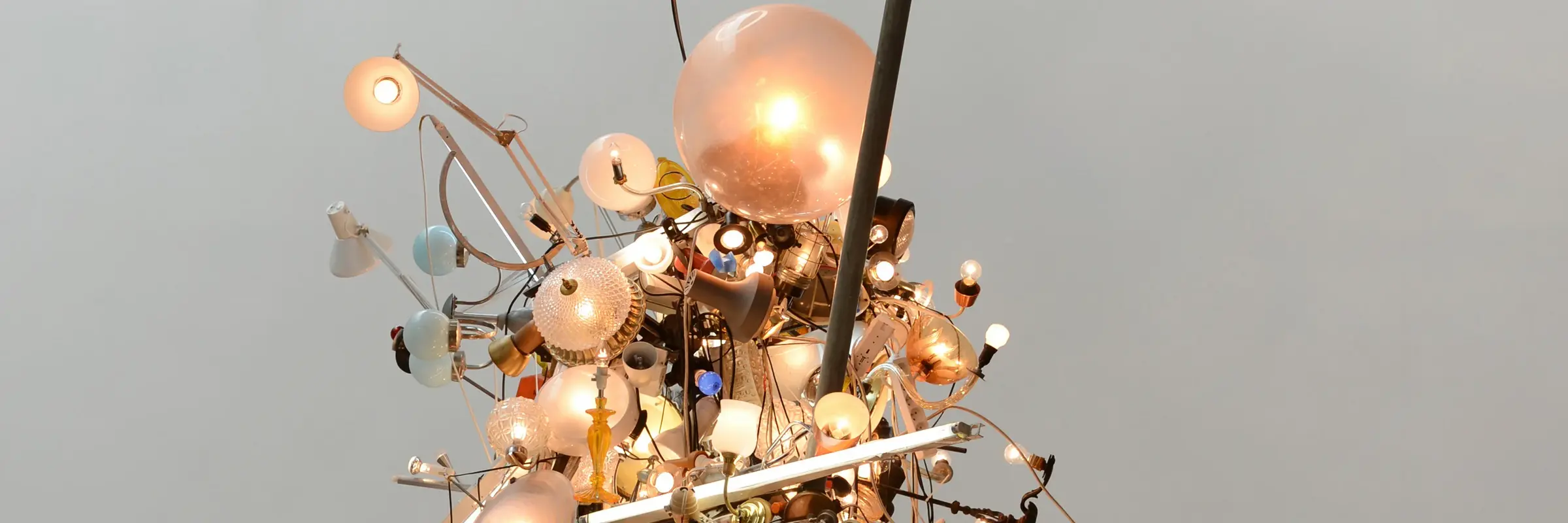 Installation aus verschiedenen Lampen und Lichtquellen in Form einer Figur