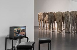 Ausstellungsansicht CZAS NASZ — UNSERE ZEIT — OUR TIME Eine Installation mit leblosen Körpern