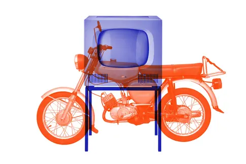 Transparentes, blaues Bild eines Röhrenfernsehers über einem roten Moped 