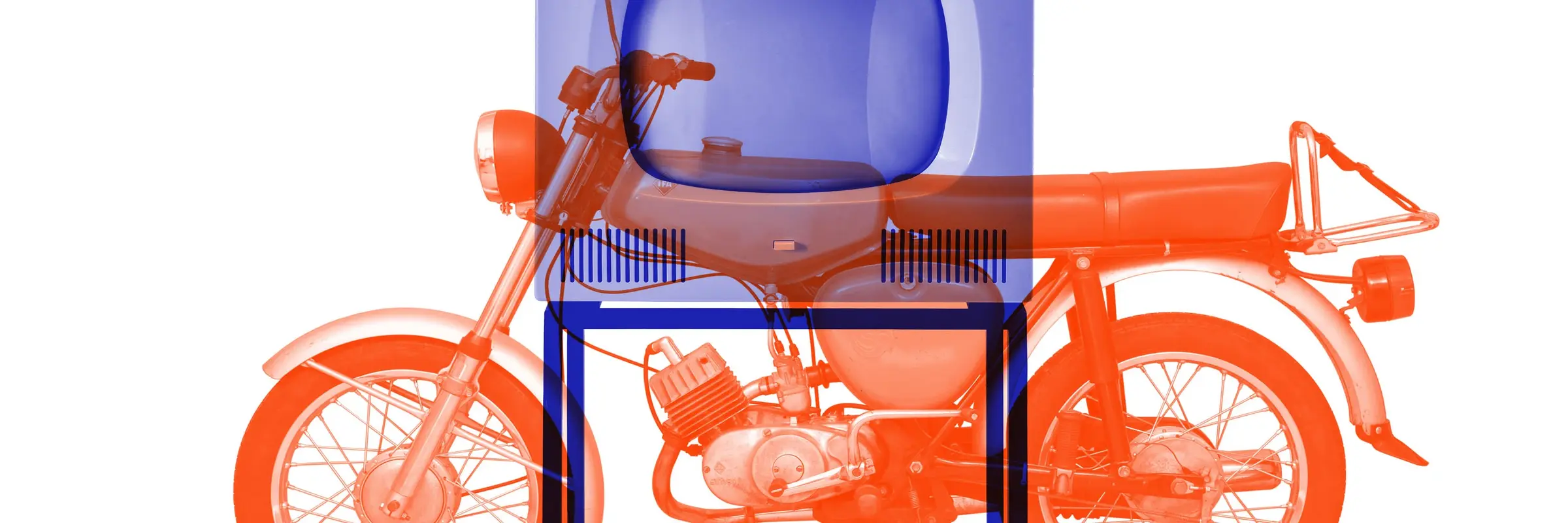 Transparentes, blaues Bild eines Röhrenfernsehers über einem roten Moped 