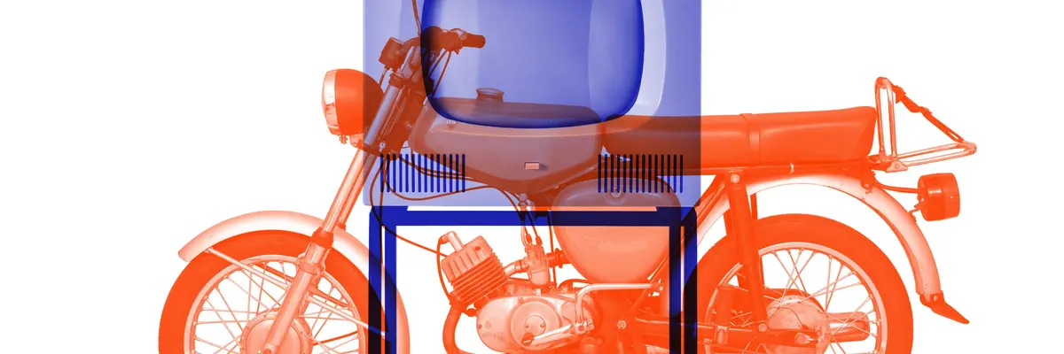 Transparentes, blaues Bild eines Röhrenfernsehers über einem roten Moped 