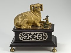 Figur eines liegenden Hundes aus Gold