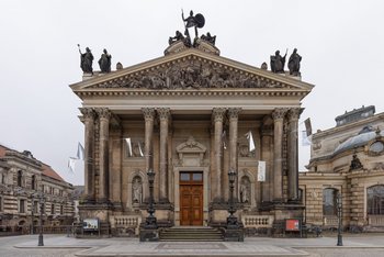 Kunsthalle im Lipsiusbau Gebäudeansicht, Portal mit Flaggen