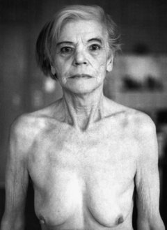 Schwarz-Weiß-Fotografie einer nackten älteren Frau