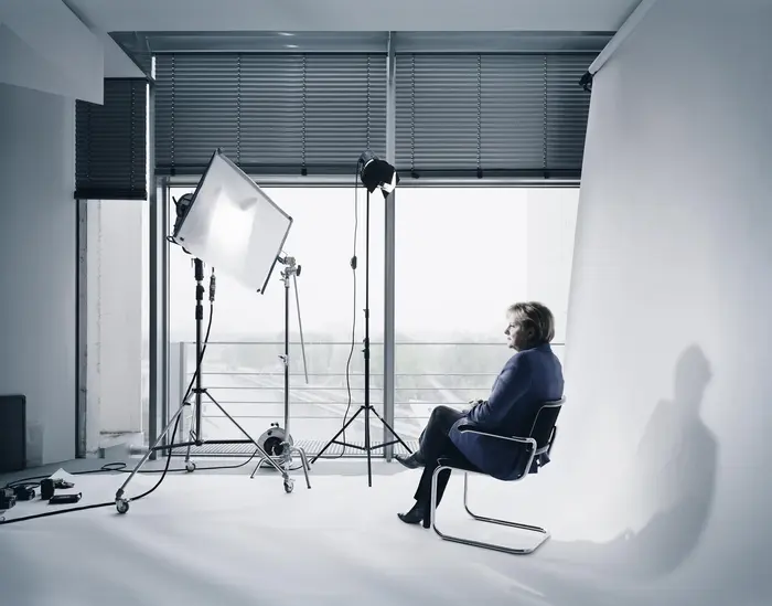 Andreas Mühe, Merkel Porträt Studio, 2011