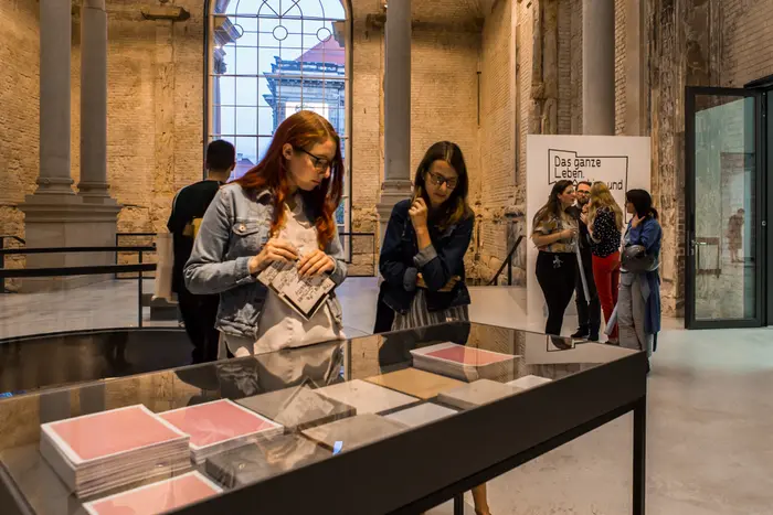 Das ganze Leben. Archive und Wirklichkeit, in der Kunsthalle im Lipsiusbau