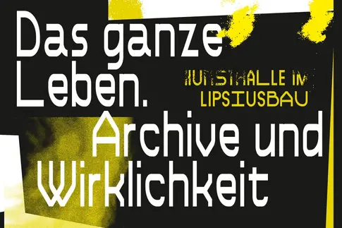 Ein schwarz-gelbes Poster mit der Inschrift: "Das ganze Leben. Archive und Wirklichkeit"