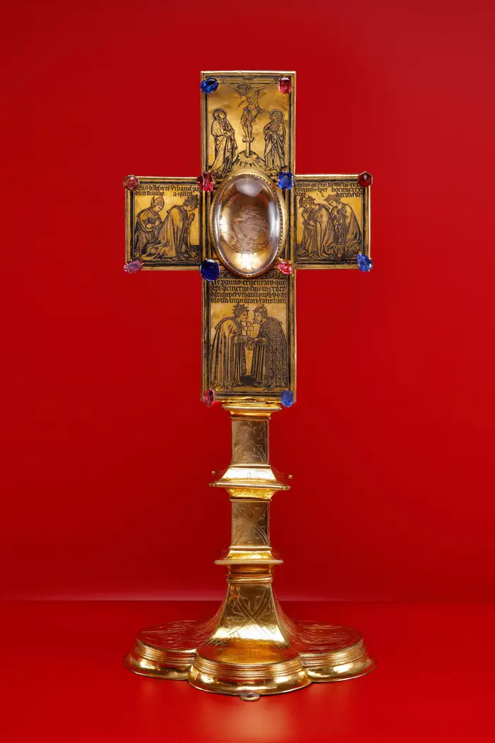 Goldkreuz mit einer von Papst Urban V. geschenkten Reliquie vom Lendentuch Christi, Avignon, um 1372