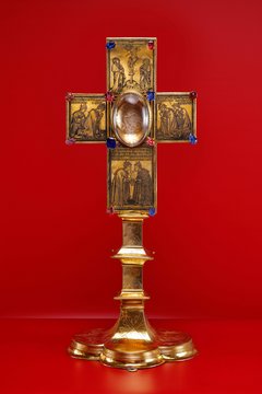 Goldkreuz mit einer von Papst Urban V. geschenkten Reliquie vom Lendentuch Christi, Avignon, um 1372