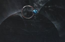 Łukasz Huculak, Mysterium cosmograficum, 2024 zwei schwarze Halbkreise vor schwarzem Hintergrund