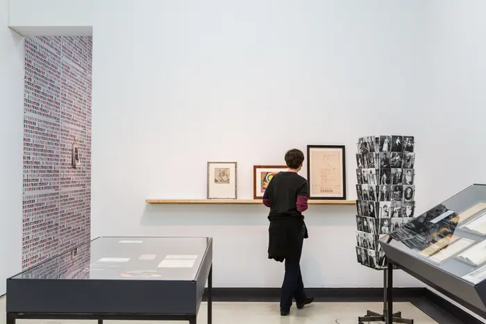 Ein Besucher schaut sich ein Grafikbild an. 