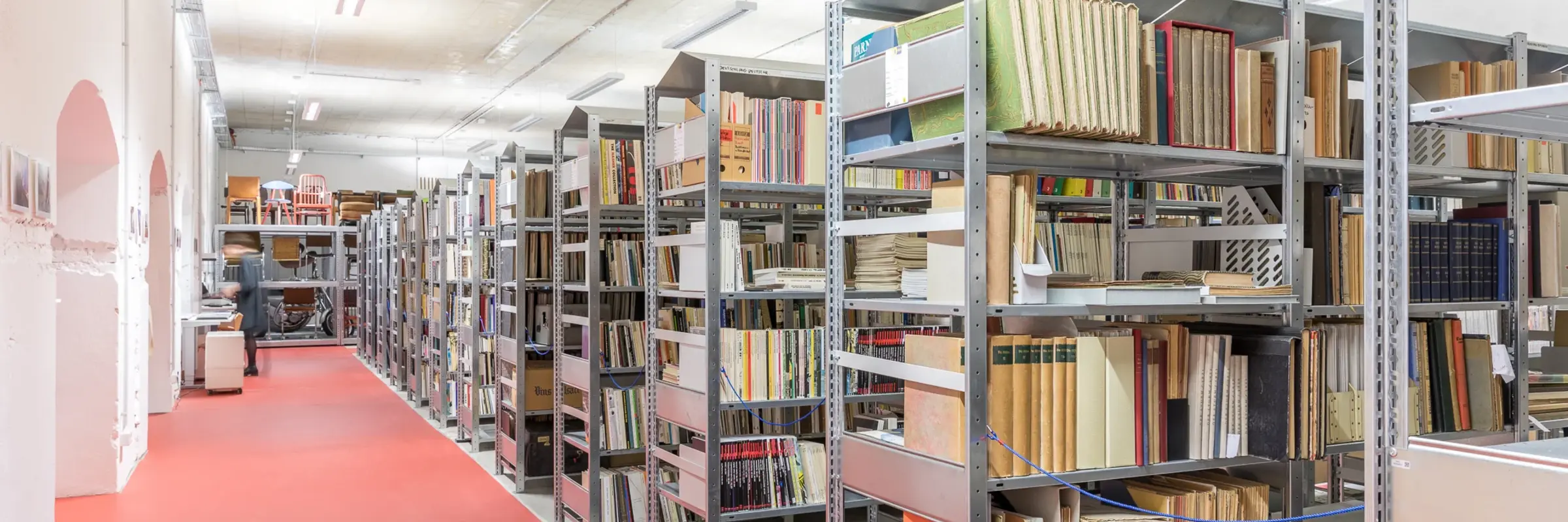 Regale mit Büchern