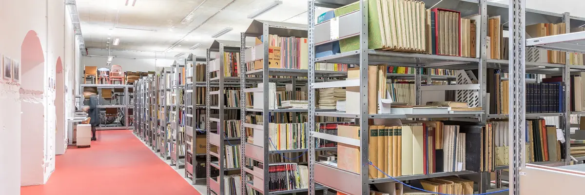 Regale mit Büchern
