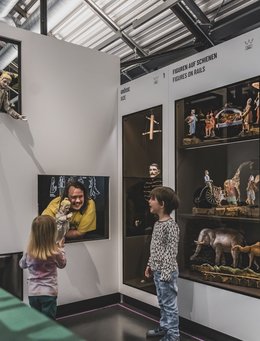 Basisausstellung der Puppentheatersammlung Besucherinnen in der Ausstellung an einer Schublade