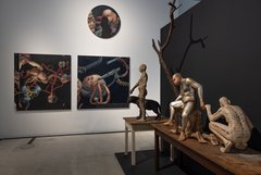 Raum mit Skulpturen und Bildern