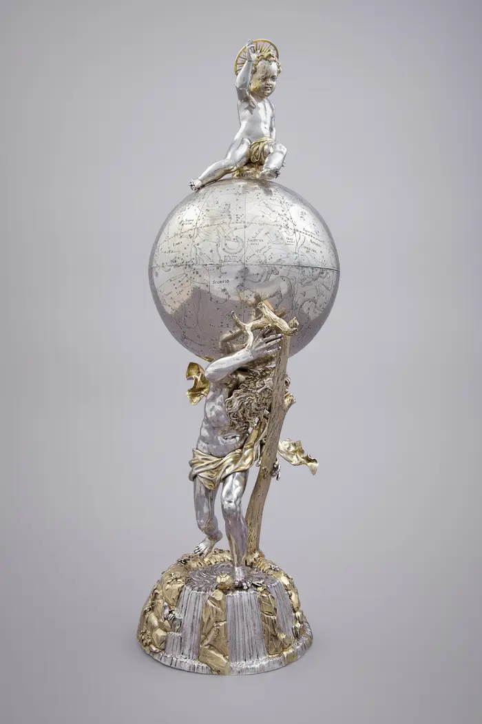 Figur, die eine Himmelskugel trägt aus Silber und Gold