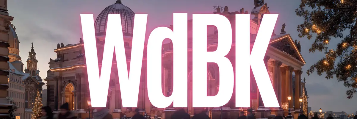 vier Buchstaben WdBK vor einem Gebäude