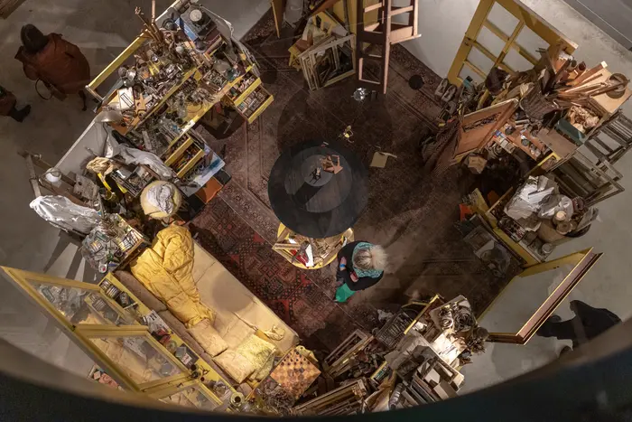 Blick von oben in das Künstler-Atelier