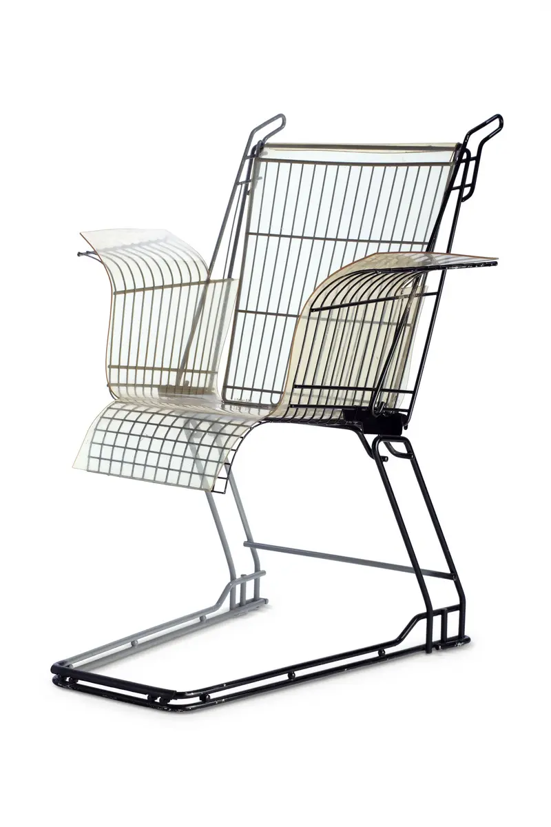 Stuhl mit Armlehnen, aus Metallgittern geformt