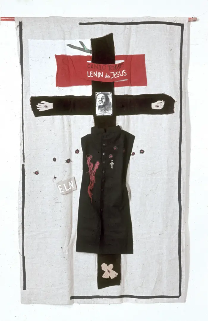 weiße Fahne mit einem schwarzen Kreuz und der Aufschrift: Camilo Torres Lenin de Jesus