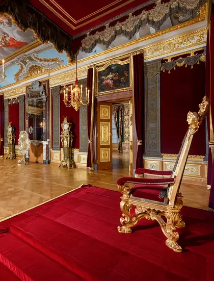 Audienzgemach der Paraderäume Thron in großem, prunkvollen Raum mit Deckenmalerei und Goldelementen