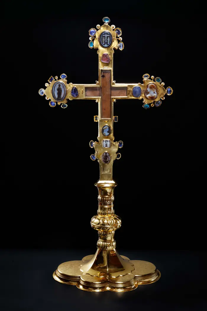 Goldenes Reliquienkreuz, sog. Krönungskreuz, Prag, 1360er-1370er Jahre