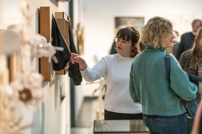 Besucher im Ausstellungsraum