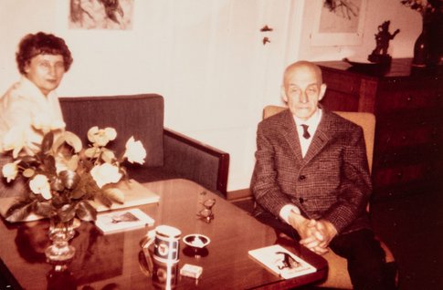 Ein quadratisches Foto zeigt einen Mann und eine Frau am Tisch