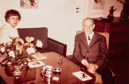 Unbekannter Fotograf, Johanna und Josef Hegenbarth im Wohnzimmer Ein quadratisches Foto zeigt einen Mann und eine Frau am Tisch