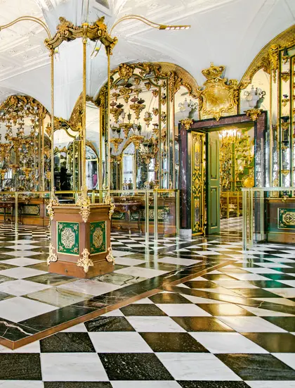 Historisches Grünes Gewölbe Blick in einen prunkvollen Raum mit Spiegeln und Ausstellungsstücken