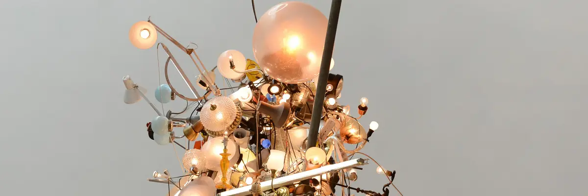 Krištof Kintera, MY LIGHT IS YOUR LIFE II, 2014 Installation aus verschiedenen Lampen und Lichtquellen in Form einer Figur