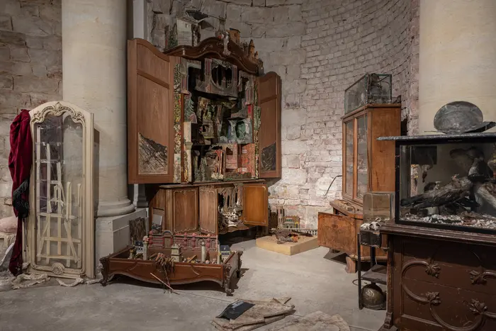 Ausstellungsansicht "Alle Macht der Imagination!" Raum mit Schrank