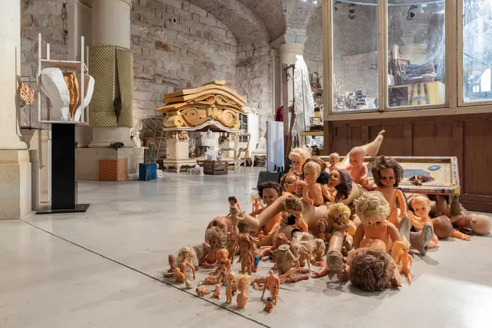Ausstellungsansicht "Alle Macht der Imagination!" Raum mit vielen Puppen