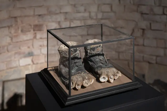 Ausstellungsansicht "Alle Macht der Imagination!" Schuhe mit Zehen aus Steinen
