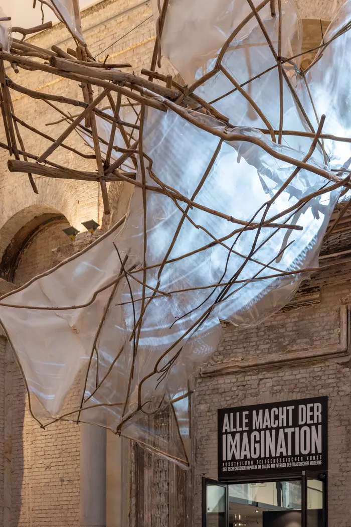 Ausstellungsansicht "Alle Macht der Imagination!" Vorraum mit Skulptur aus Holzstäben und Glas