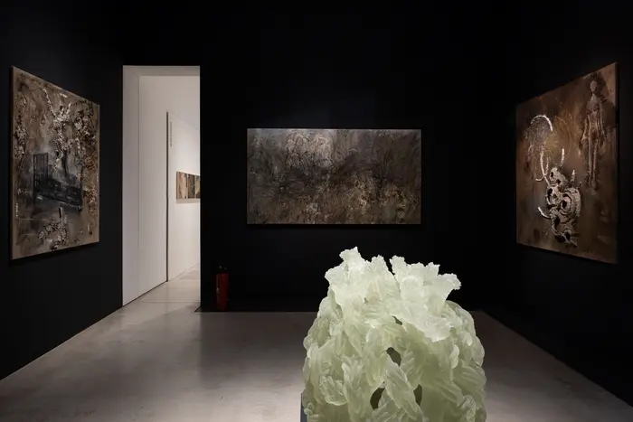 Ausstellungsansicht "Alle Macht der Imagination!" Raumansicht mit Skulptur und Bildern an der Wand